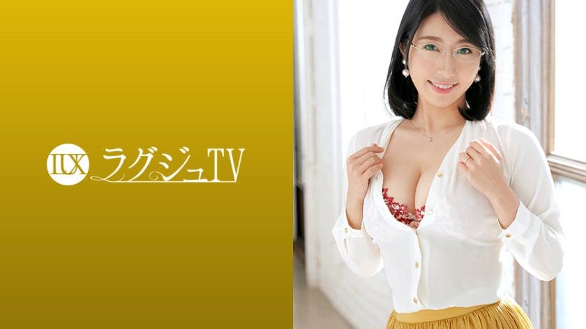 ラグジュTV 1211 セックスレスから刺激に飢えた人妻教員！清楚で真面目そうな印象は仮の姿…スイッチが入った途端一気にドスケベなオンナに豹変！濃厚でねっとりとしたフェラテクで男を骨抜きにし、ガチ勃ちした巨根を誘い乱れまくる！